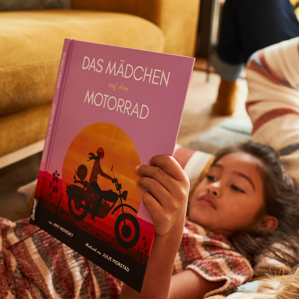 Das Mädchen auf dem Motorrad